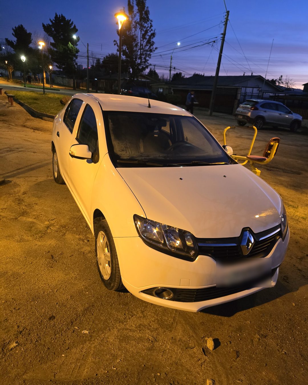 Renault Symbol blanco detallado por ALWEN, vista frontal
