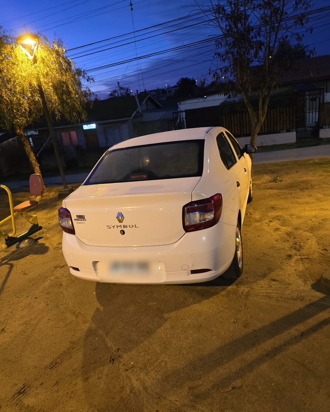 Renault Symbol blanco detallado por ALWEN, vista trasera