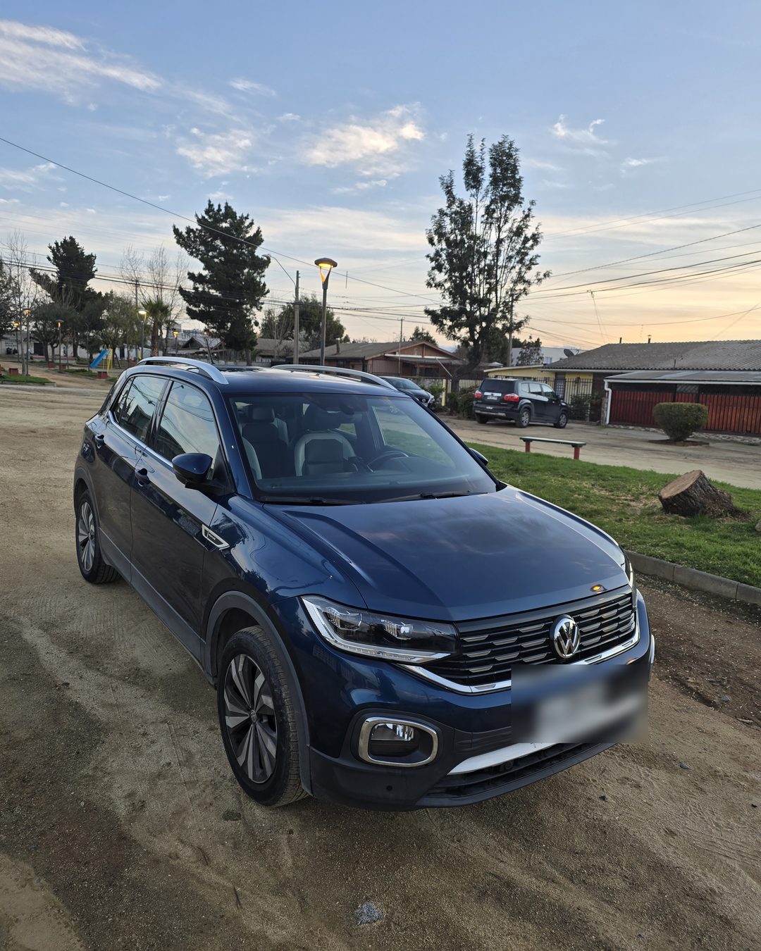 Volkswagen T-Cross detallado por ALWEN, vista frontal al atardecer